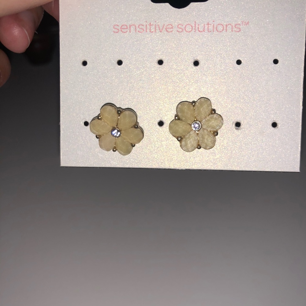 Flower stud earrings